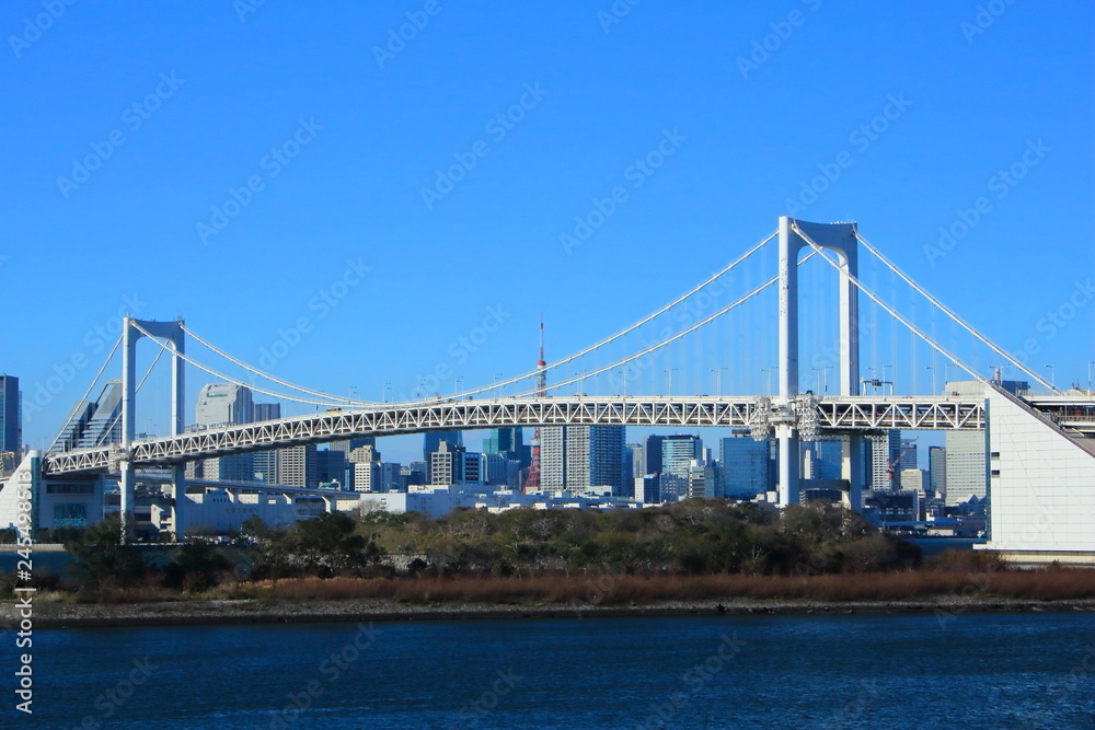 Obraz premium Rainbow Bridge in Tokyo Odaiba, Japan 東京お台場のレインボーブリッジ(晴天)