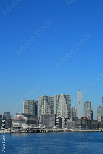 晴海ふ頭と建設中のビル(東京オリンピック選手村の建設）をレインボーブリッジから眺める
