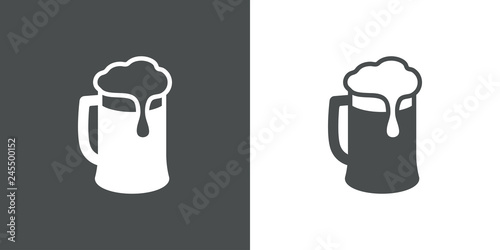 Icono plano con silueta de jarra de cerveza con espuma en gris y blanco photo