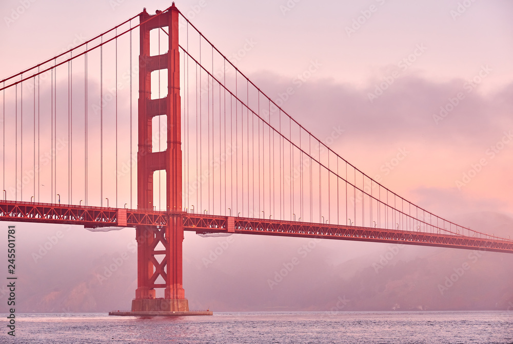 Obraz premium Golden Gate Bridge at sunrise, San Francisco, California