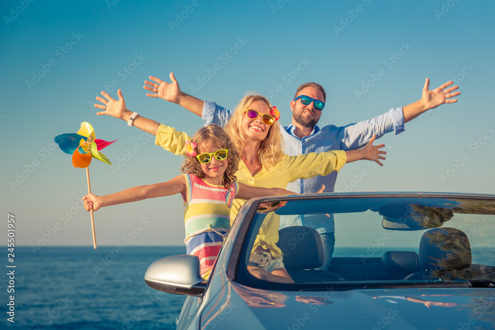 Obraz premium Happy family travel by car