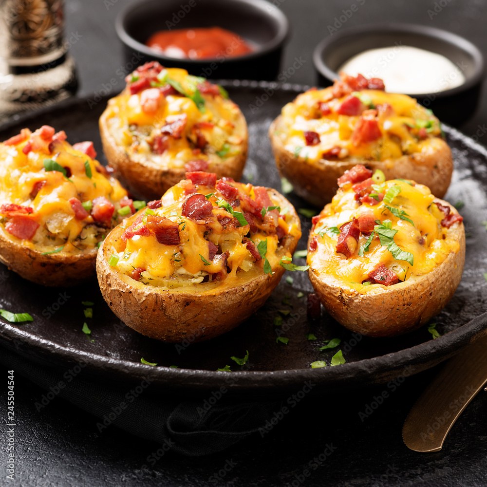 Ταπετσαρία Hot baked potato topped with bacon, green onions and cheddar cheese