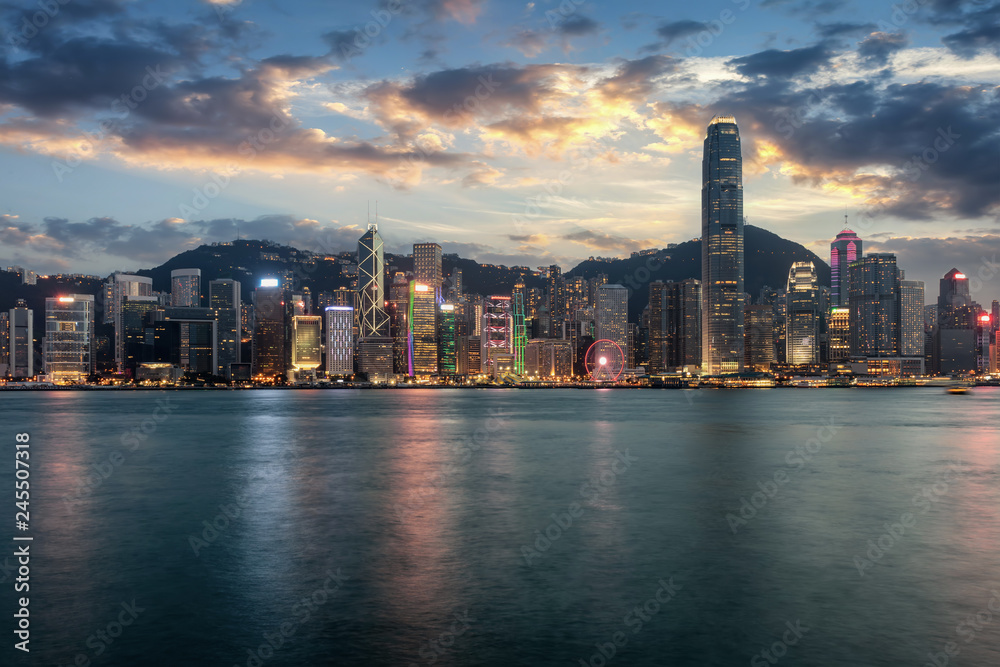 Die beleuchtete Skyline von Hong Kong nach Sonnenuntergang: der Victoria Harbour und Central Bezirk