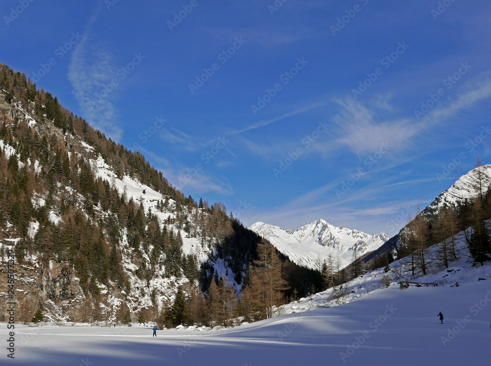 montagne innevate in inverno in una giornata di sole