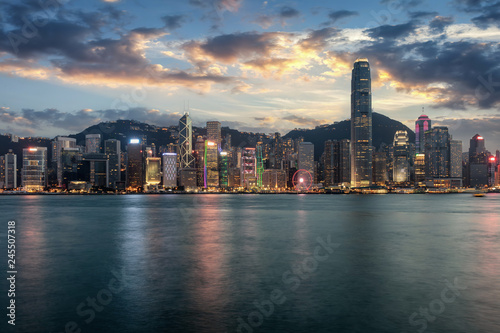 Die beleuchtete Skyline von Hong Kong nach Sonnenuntergang: der Victoria Harbour und Central Bezirk © moofushi