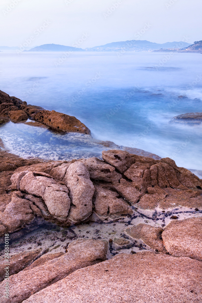 ROCAS DESGASTADAS POR EL MAR DE GALICIA AL ANOCHECER ROCAS DESGASTADAS POR EL MAR DE GALICIA AL ANOCHECER