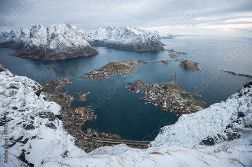 Fotografi Landscape top view of Raine village and mountain islands from the peak of reineb