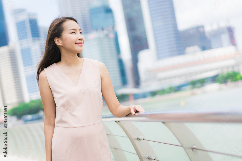© siraphol - Beautiful asian woman smile and happy to travel in singapore city © siraphol - Beautiful asian woman smile and happy to travel in singapore city
