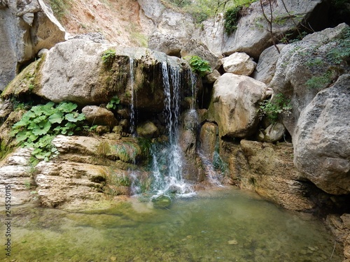Cascata tra le rocce