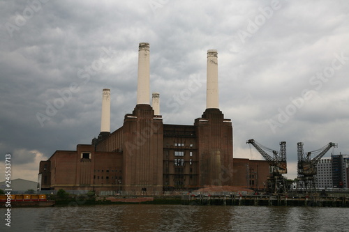 Image of the Battersea Power Station before its remodeling and the great urban development of the area