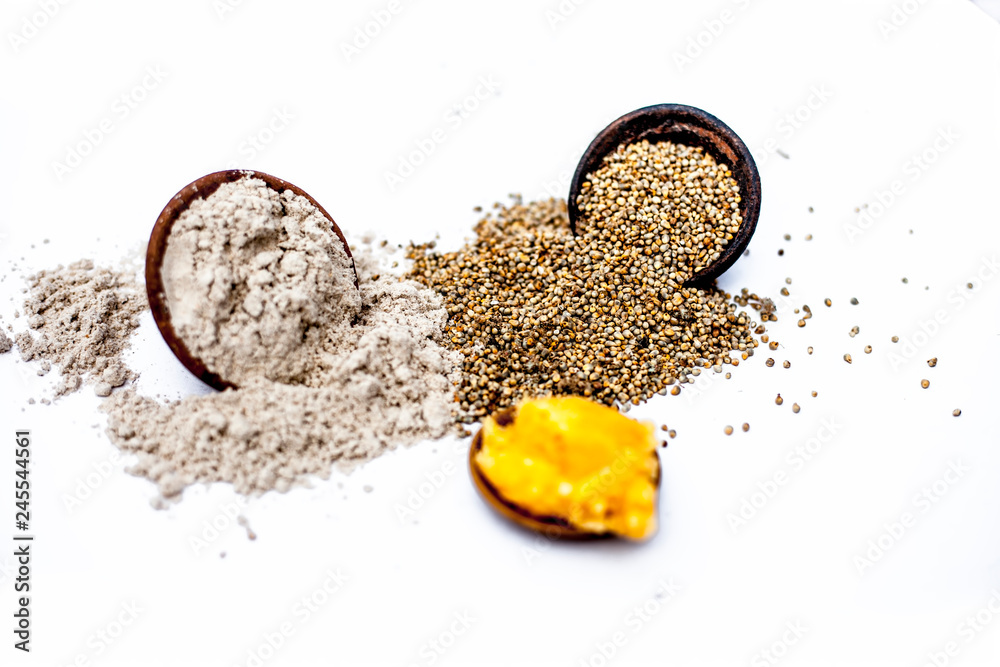Φωτογραφία Close up of grain of pearl millet or bajra or bajri in a clay bowl with its flour and jaggery in a small glass plate ingredients for the preparation of sweets for Uttrayan or Makar shankarantri
