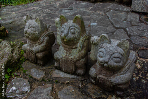Stony Japanese beckoning cat figurines 