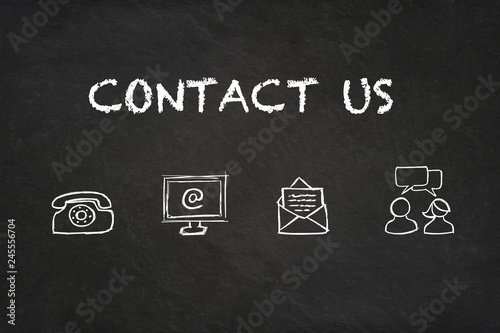 "Contact us" und Icons mit Kreidetafel Hintergrund