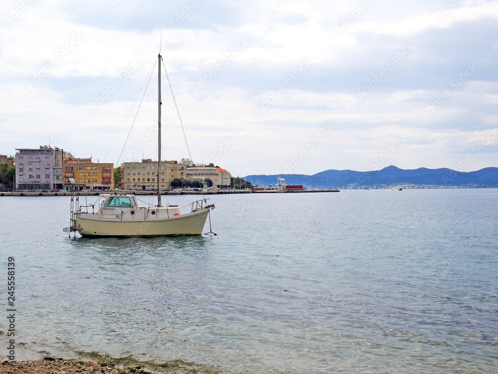 Łódka w zatoce w Zadarze