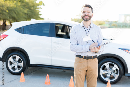 Billede på lærred Car Driving Instructor Checking Checklist