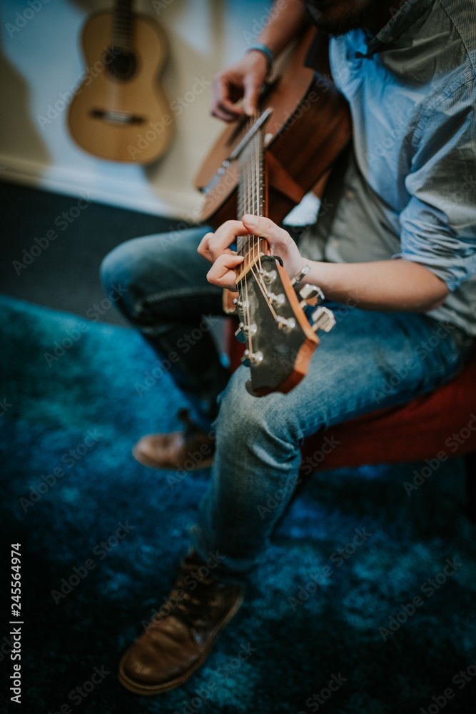 Obraz premium Nahaufnahme der Hände, Finger eines Gitarristen der Gitarre spielt