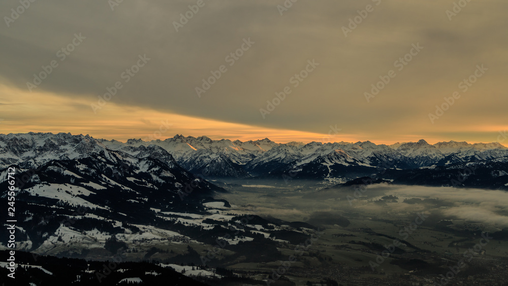 Allgäuer Alpen in der Dämmerung