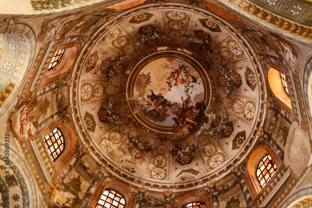 Свод базилики Сан-Витале в Равенне