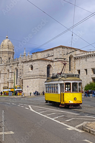 Historische Stra  enbahn in Lissabon