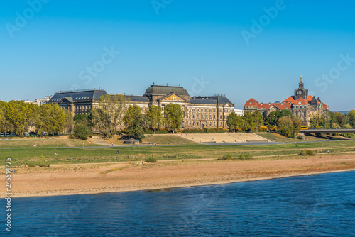 Blick über die Elbe auf die Regierungsgebäude in der Dresdner Neustadt photo