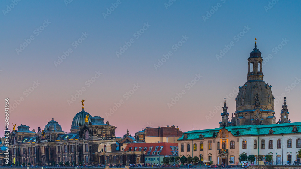 Naklejka premium Dresdner Frauenkirche und Brühlsche Terrasse in der Dämmerung