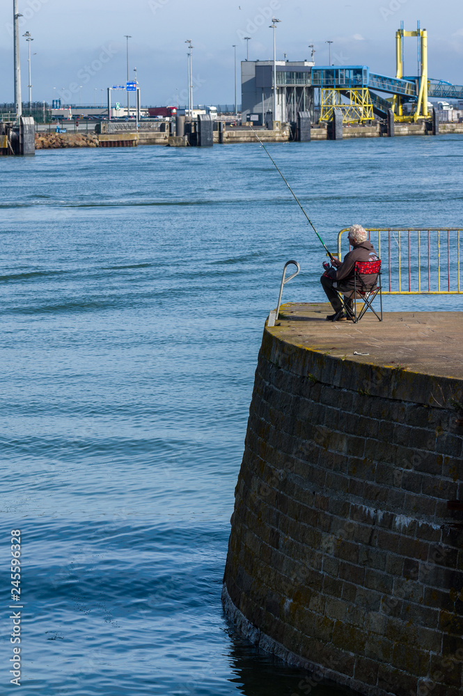 Pêcheur à la ligne sur les quais d' Ouistreham