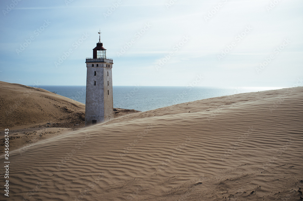 Leuchtturm versinkt im Sand Dänemark