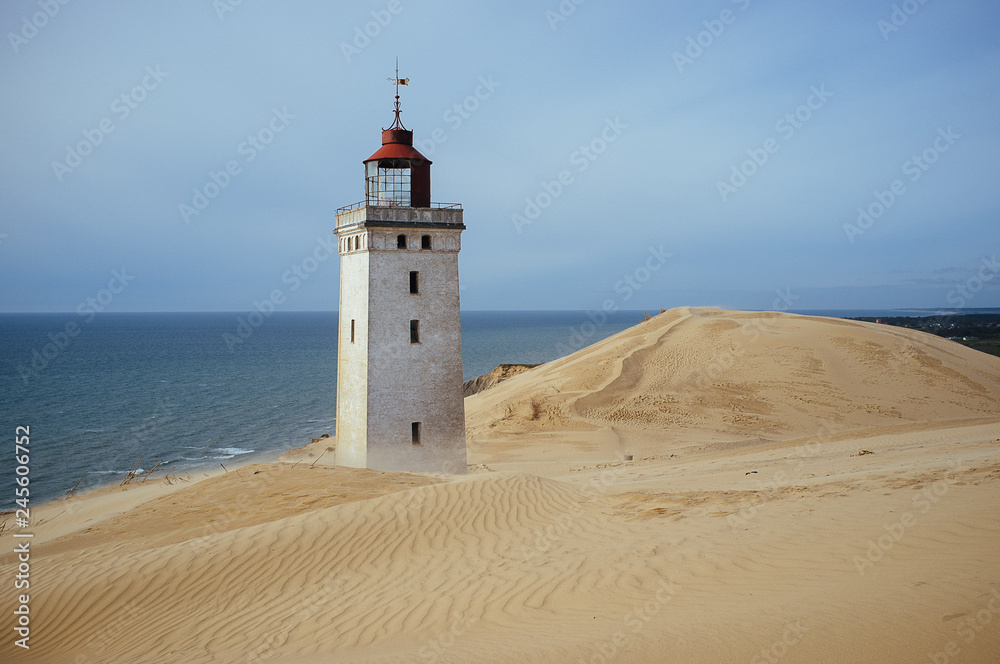 Leuchtturm versinkt im Sand Dänemark