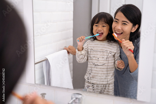 Slika na platnu mom and kid brushing their teeth together