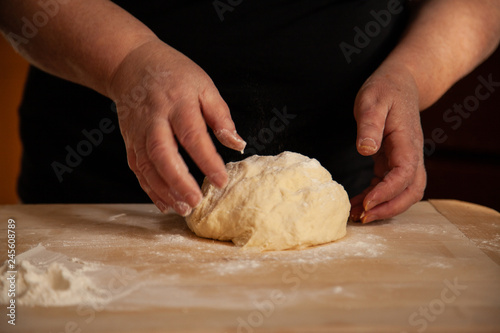 pizza prepare dough hand topping