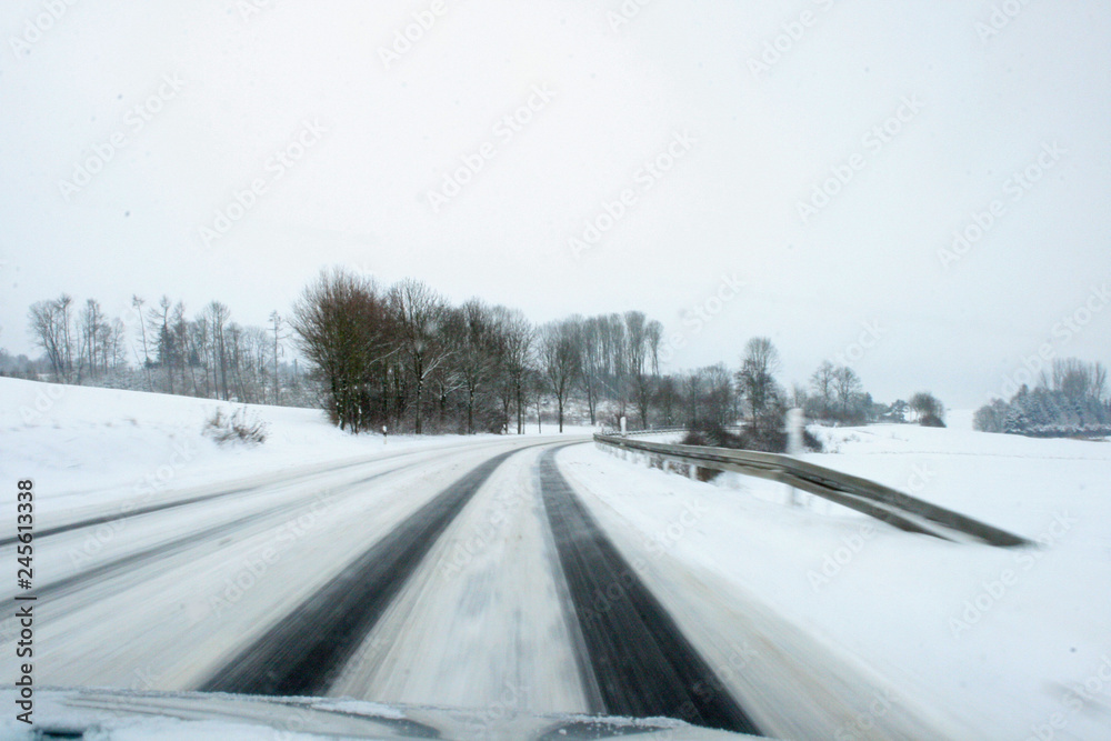 Straße mit Schnee bedeckt Straße mit Schnee bedeckt