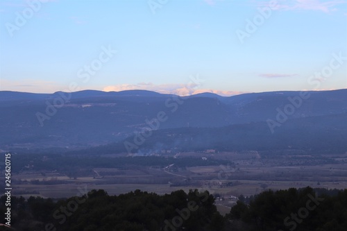 VILLAGE DE ROUSSILLON ET SES OCRES - VAUCLUSE - PROVENCE - FRANCE © ERIC