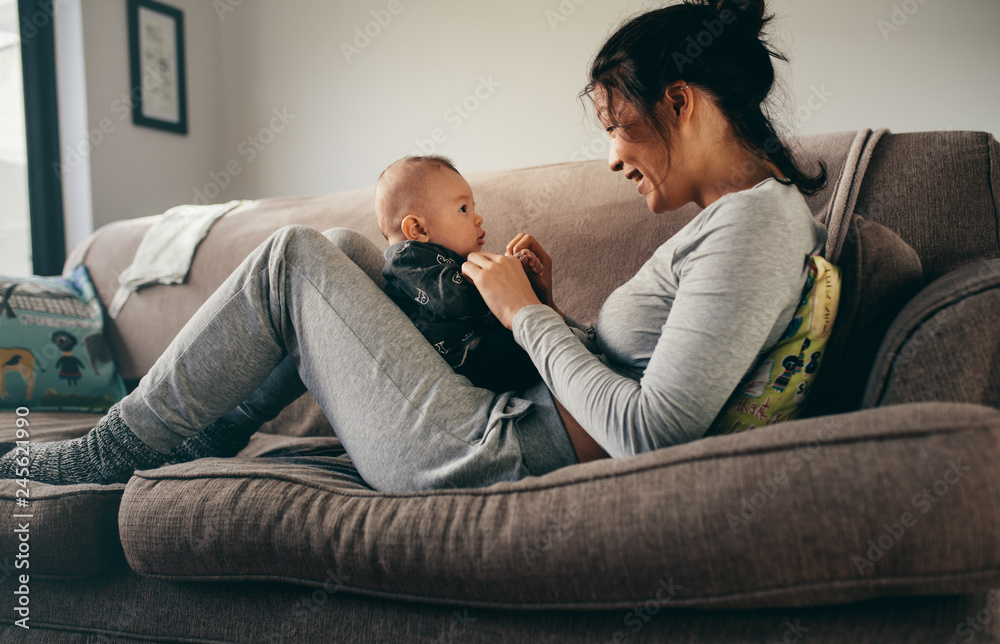 Mother spending time talking to her baby at home - obrazy, fototapety, plakaty 