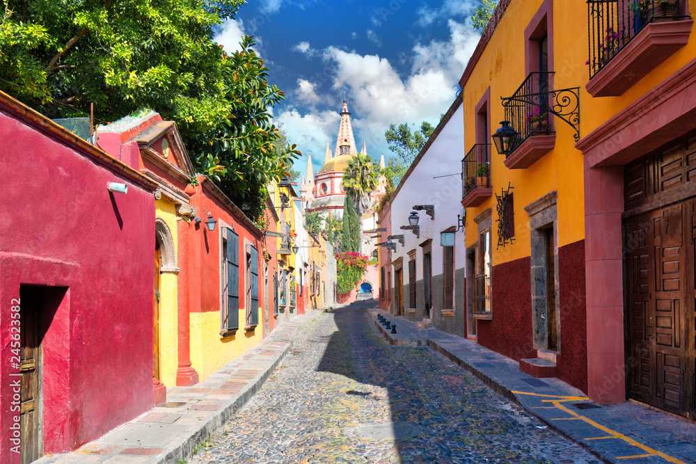 Naklejka premium Meksyk, kolorowe budynki i ulice San Miguel de Allende w historycznym centrum miasta