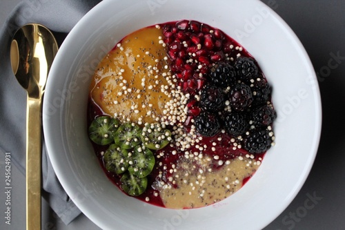 Smoothie Bowl mit Mango Püree photo