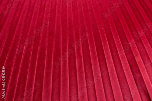 close-up eines roten Faltenrocks