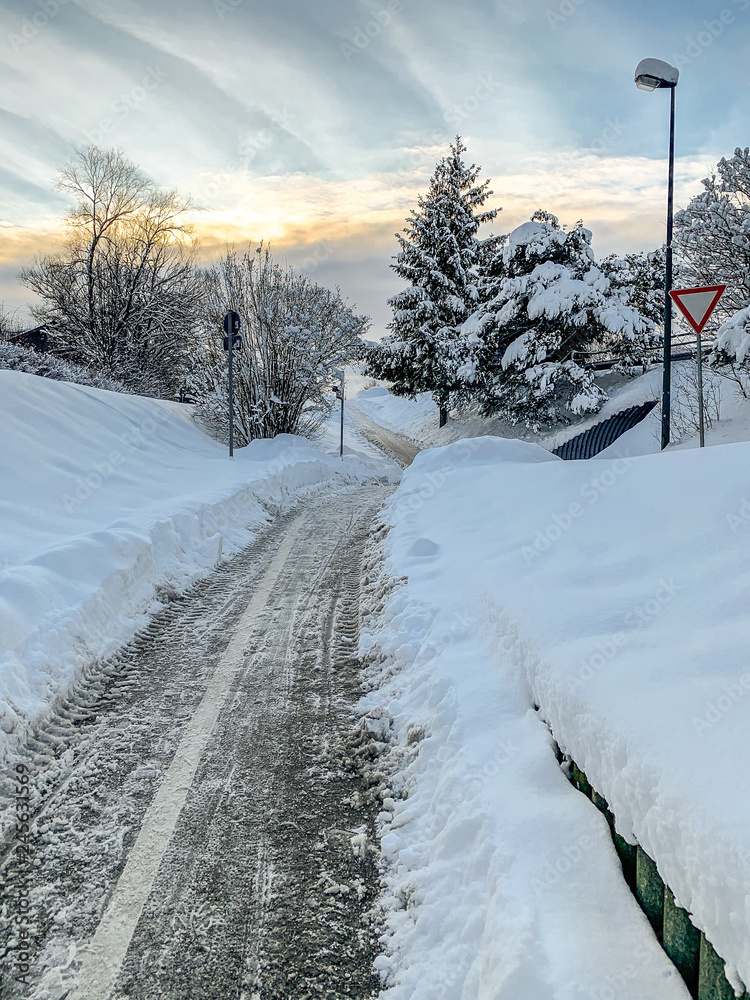 Obraz premium Sonnenaufgang im Winter an einem Fahrradweg