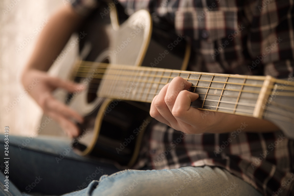Fototapeta premium Gitarzysta gra na gitarze