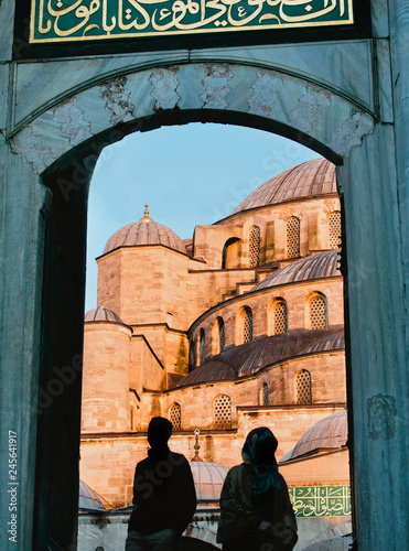 Fotografía Silhouette of Muslims At the Blue Mosque, Istanbul