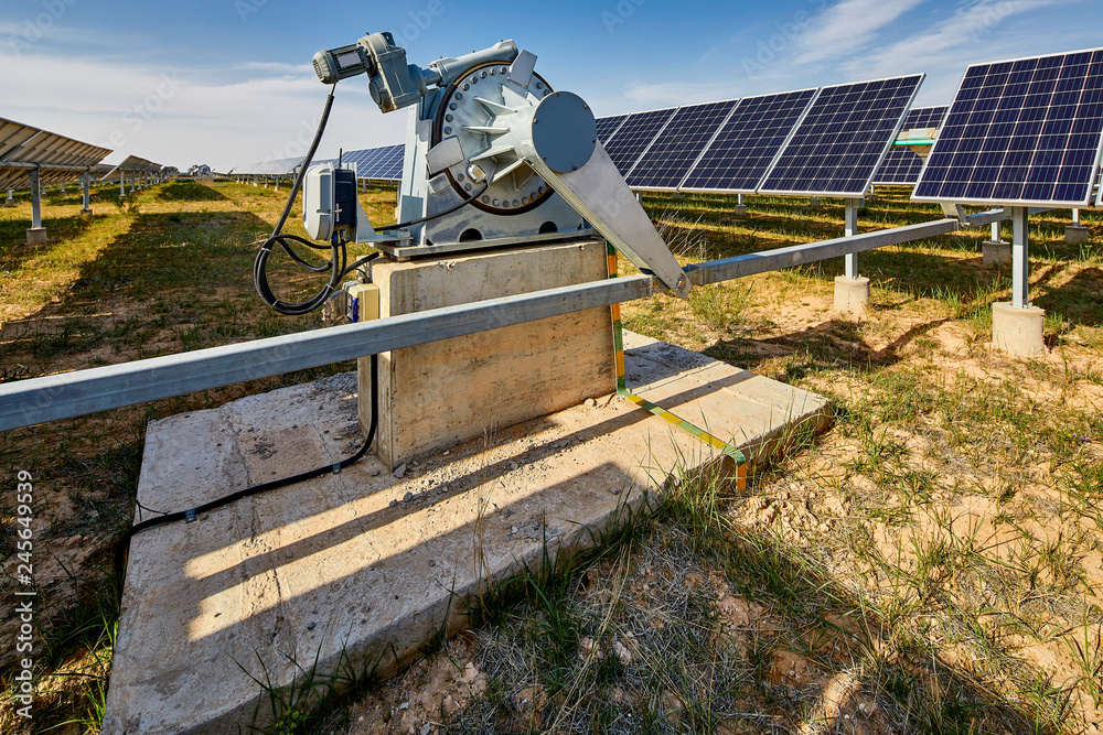 Naklejka premium Solar photovoltaic control automatic rotating bracket close-up shooting