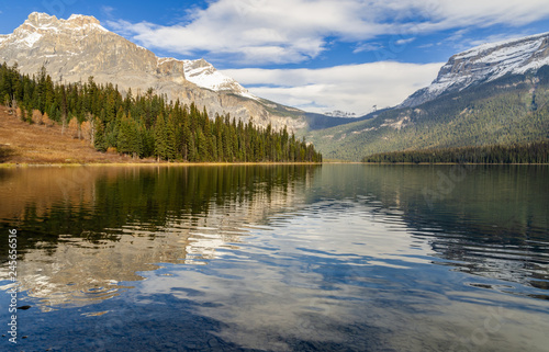 Fototapeta Naklejka Na Ścianę i Meble -  Emerald Lake with Rocky mountain reflection in Yoho National Park, British Columbia, canada
