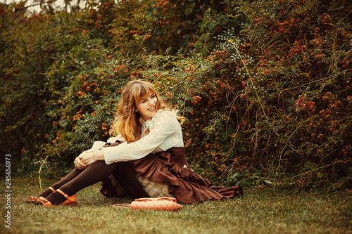 Foto Beautiful girl in a vintage dress in a Summertime park. Roses