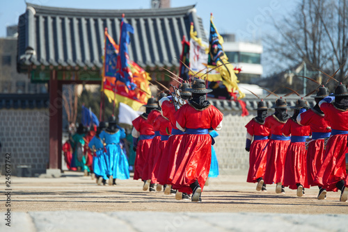 Tableau sur toile Seoul, South Korea - January 17, 2019: January 17, 2019 dressed in traditional costumes from Gwanghwamun gate of Gyeongbokgung Palace Guards