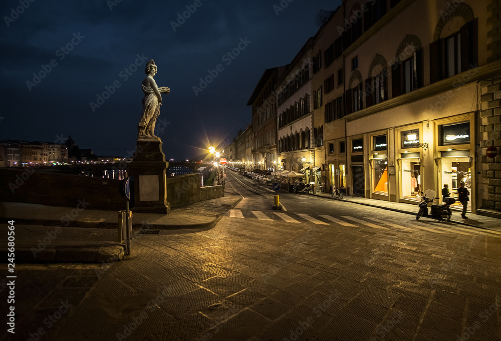 Obraz premium Walking through the night Florence. Bridges of the old town across the Arno River. Italy.