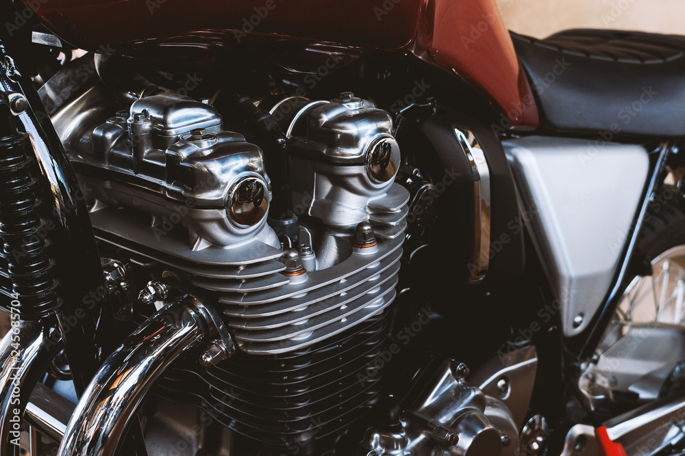 Fototapeta premium silnik motocykla zbliżenie z miękkiej ostrości i na światło w tle