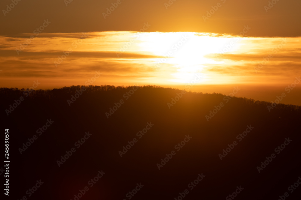 Sonnenuntergang über Wald