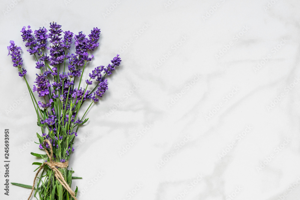 Naklejka premium Piękny bukiet kwiatów lawendy na białym marmurze tabeli z miejsca kopiowania tekstu. widok z góry. płaski układ