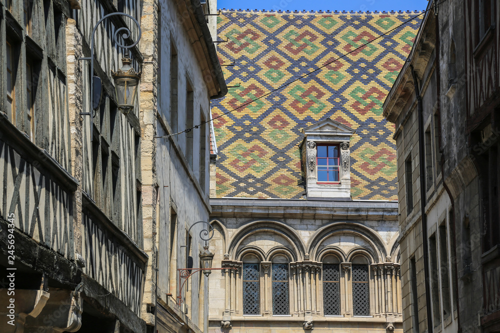 Dijon, Burgund, Frankreich: Berühmte Dachziegel Mosaiken aus Keramik 