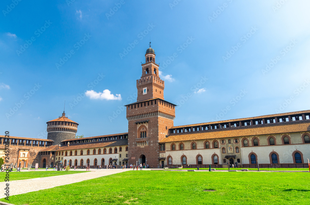 Naklejka premium Stary średniowieczny zamek Sforzów Castello Sforzesco i wieża, Mediolan, Włochy