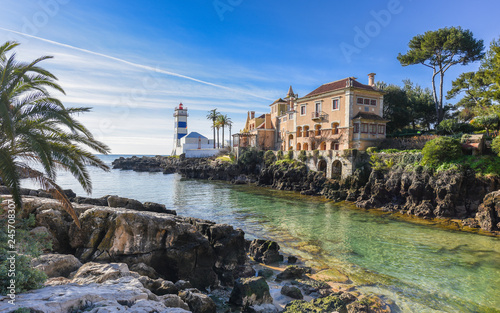 Der Leuchtturm (Farol de Santa Marta) und das Stadtmuseum in Cascais; Portugal
